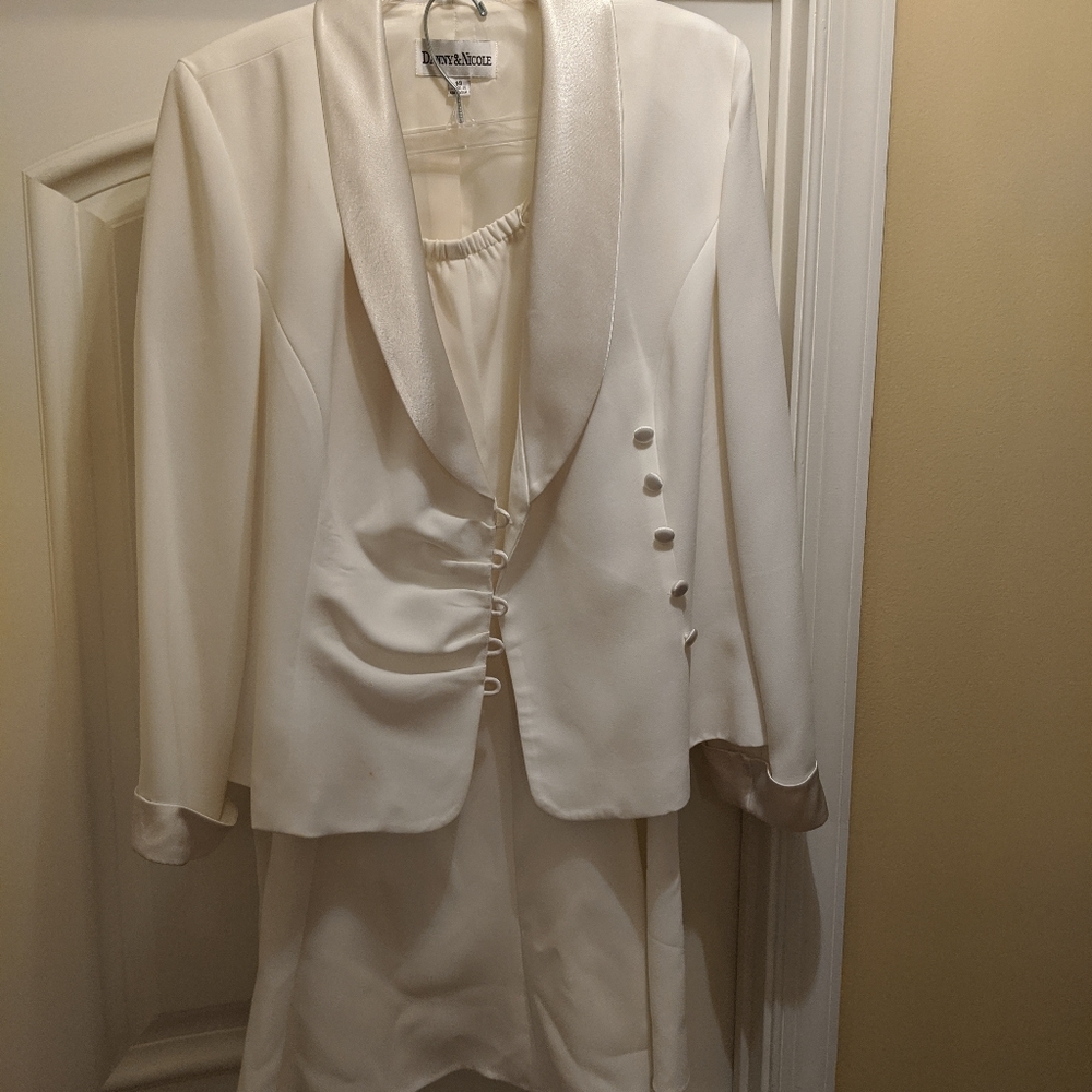 Skirt suit